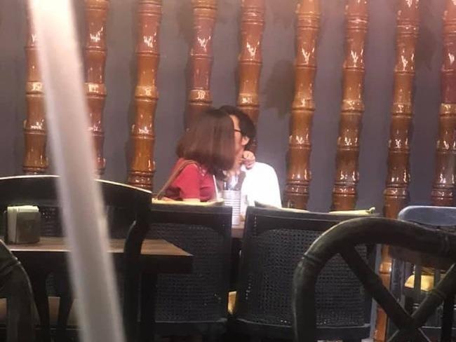 Doi tre than nhien om hon chon cong cong o Sai Gon hinh anh