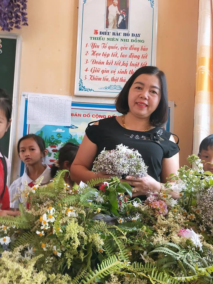 co giao duoc hoc sinh tang hoa rung anh 2