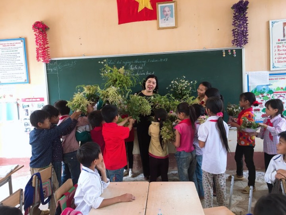 co giao duoc hoc sinh tang hoa rung anh 1