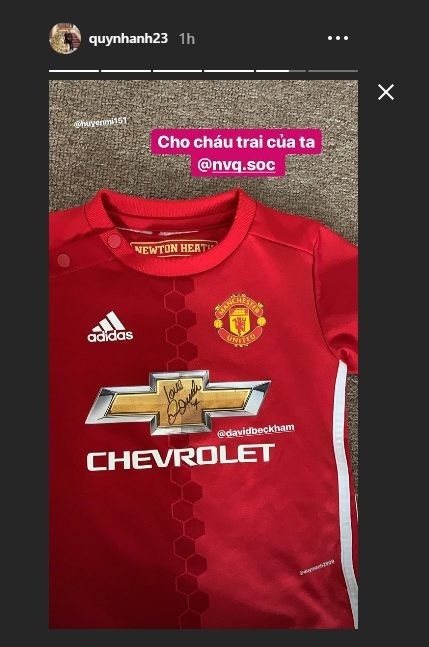 tang chiec ao co chu ky cua David Beckham anh 1