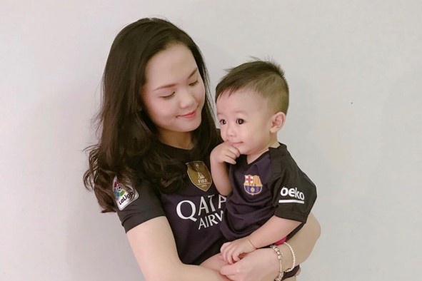 Ban gai Duy Manh tang qua co chu ky David Beckham cho con Van Quyet hinh anh