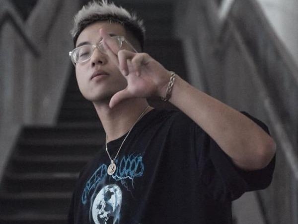 Nam rapper bi to dot sach vo hoc sinh truong Ams de quay MV la ai? hinh anh