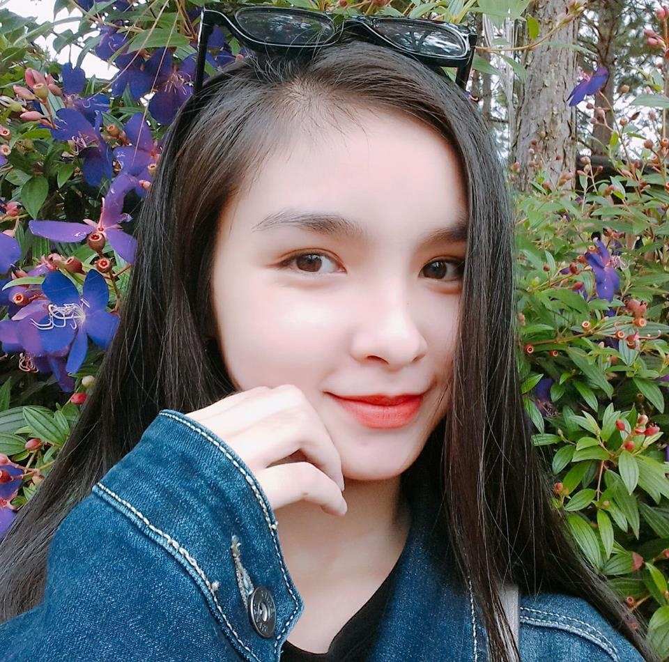 co gai xinh dep di tu van tuyen sinh anh 6