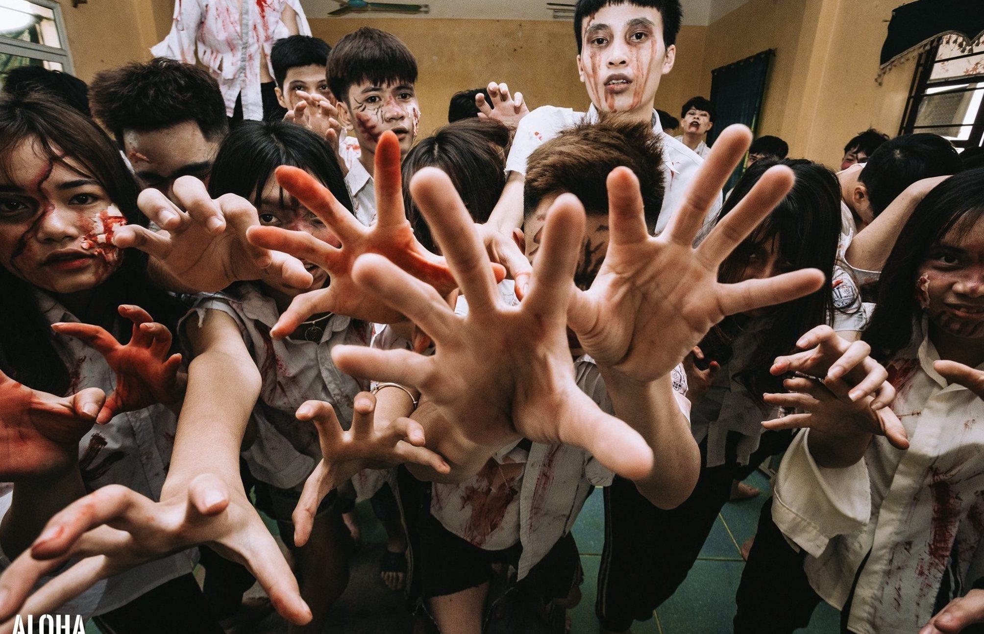 hoc sinh chup bo anh ky yeu zombie anh 2