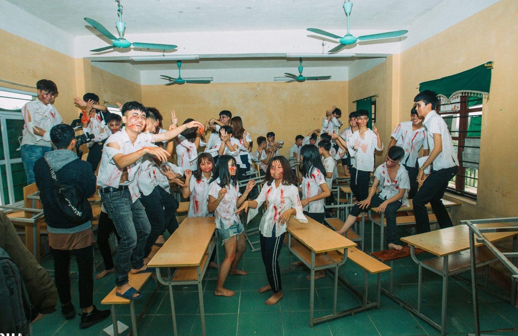 hoc sinh chup bo anh ky yeu zombie anh 4