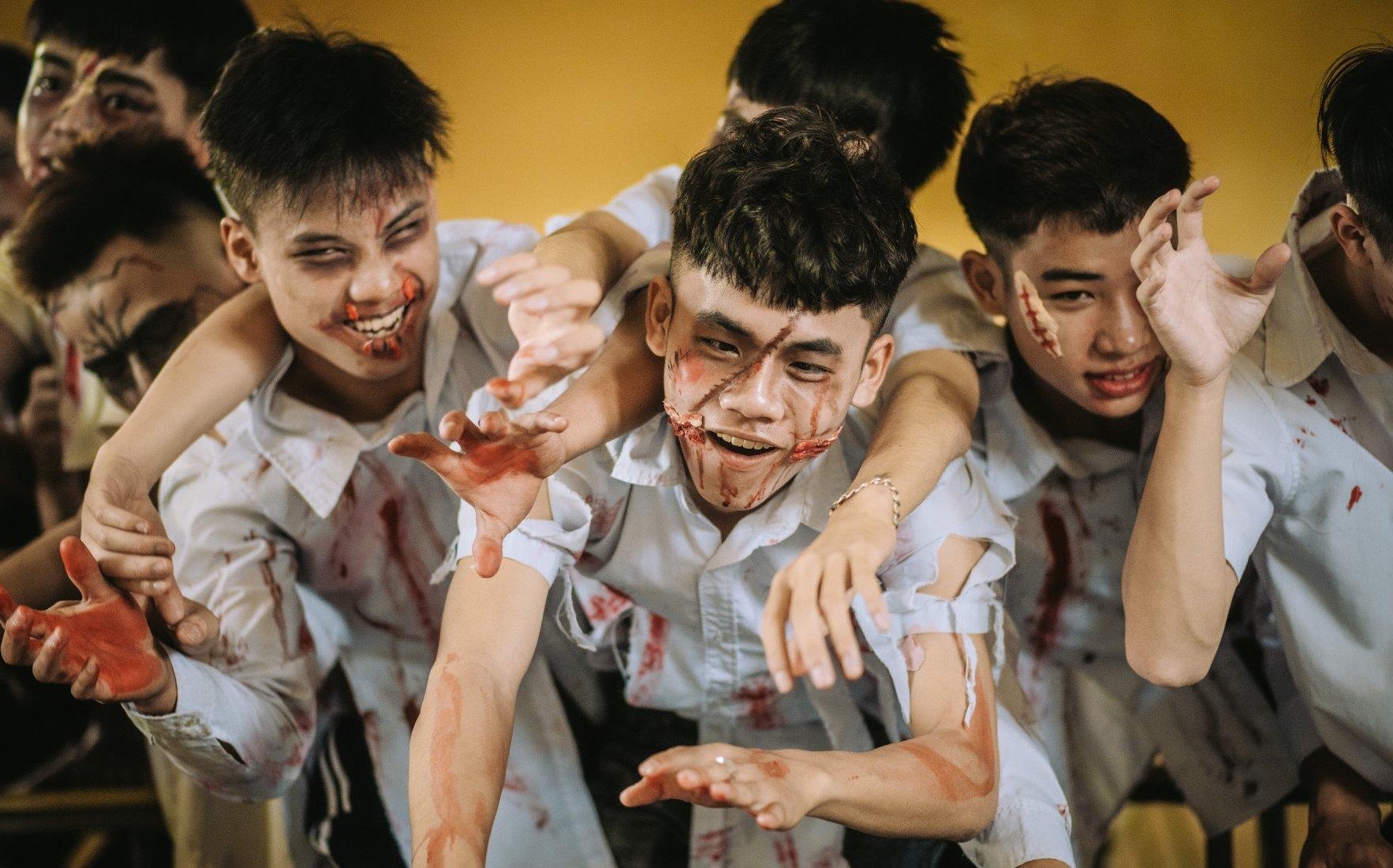 Teen Ha Noi gay tranh cai khi hoa trang thanh zombie chup anh ky yeu hinh anh
