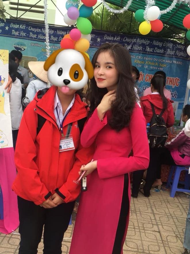 co gai xinh dep di tu van tuyen sinh anh 3