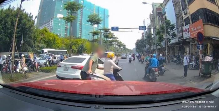 phụ nữ dừng xe nghe điện thoại giữa đường ảnh 2 phu nu dung xe nghe dien thoai giua duong anh 2
