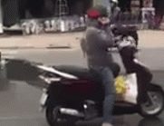 Nguoi phu nu Sai Gon bi 'nem da' vi dung xe nghe dien thoai giua duong hinh anh