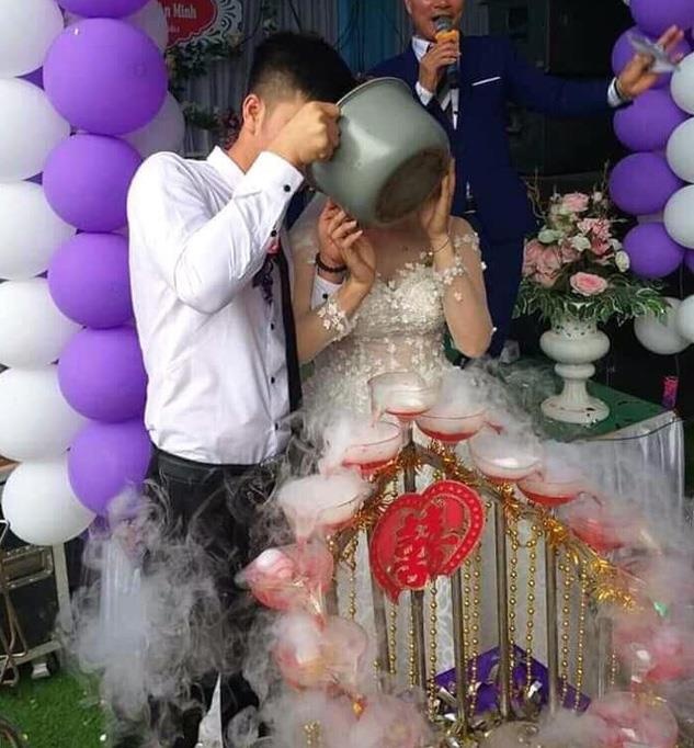 cô dâu chú rể nghệ an uống rượu bằng nồi cơm điện ảnh 1 co dau chu re nghe an uong ruou bang noi com dien anh 1