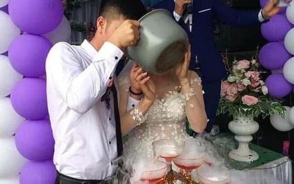 Co dau, chu re lay dao phay cat banh, uong ruou bang noi com dien hinh anh