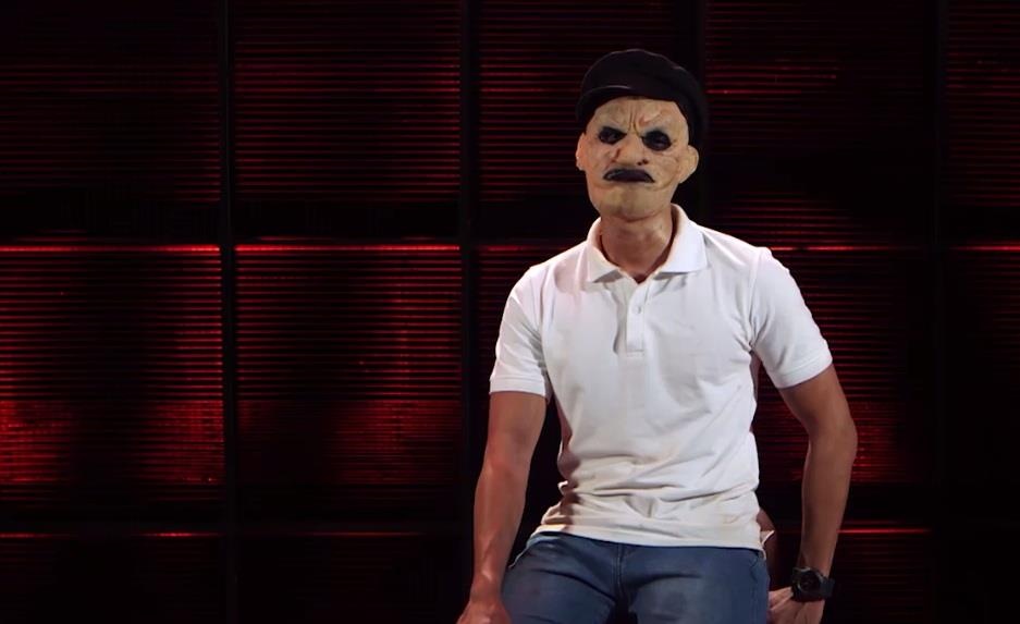 Nam nguoi mau deo mat na tham gia hen ho cung 3 co gai hinh anh