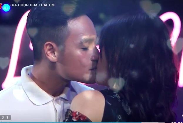 nam chinh hon co gai hen ho anh 2