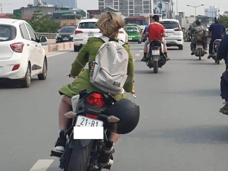 Co gai lai xe phan khoi lon bi 'nem da' vi lang lach tren duong hinh anh