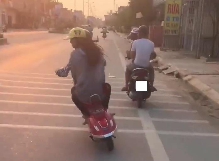 thieu nu di xe phan khoi lon lang lach anh 3