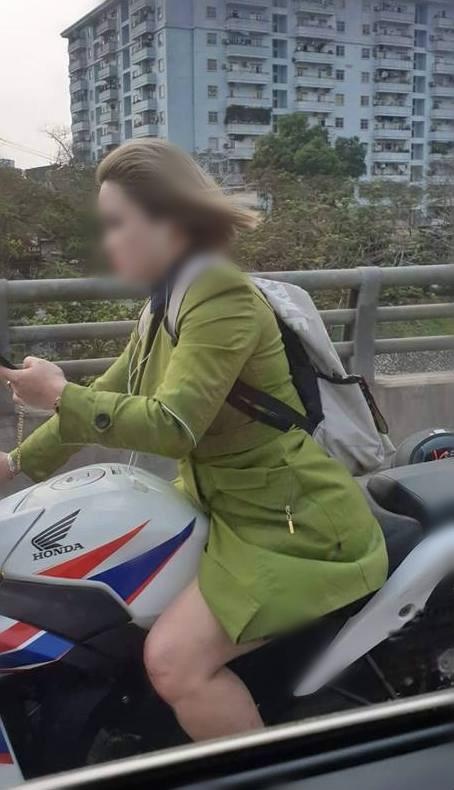 thieu nu di xe phan khoi lon lang lach anh 2