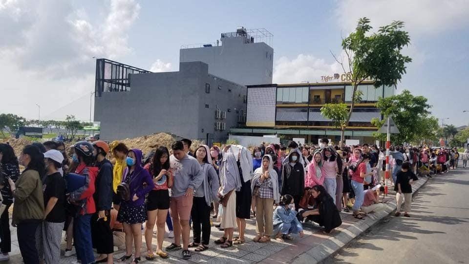 Hang tram ban tre Da Nang xep hang giua troi nang mua tra sua mien phi hinh anh