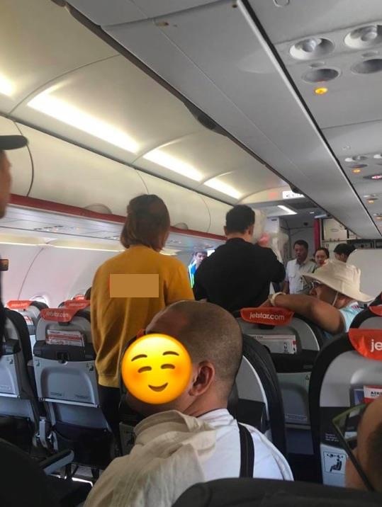 nam thanh nien cai nhau ban gai doi xuong may bay anh 1