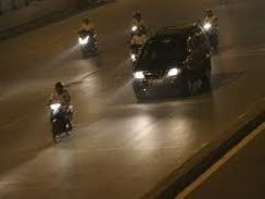 Nam tai xe soi den giup xe may bi hong den pha hinh anh