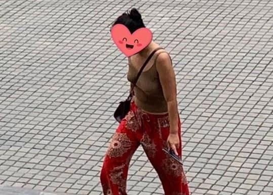 ban tre bi chi trich vi an mac phan cam di le chua anh 1