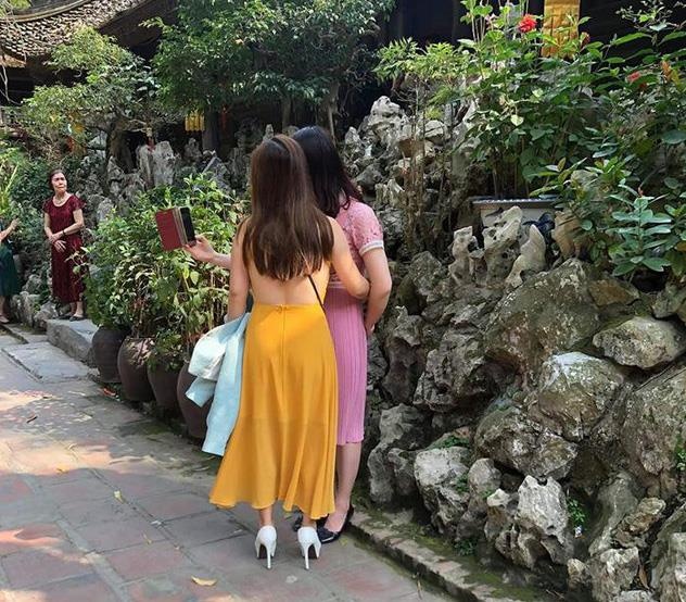 ban tre bi chi trich vi an mac phan cam di le chua anh 2