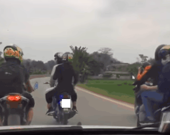 Nhom phuot thu chay xe may cuoi dua, dan hang ngang hinh anh