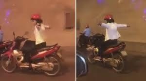 Nguoi phu nu ngoi vat chan nghe dien thoai hinh anh