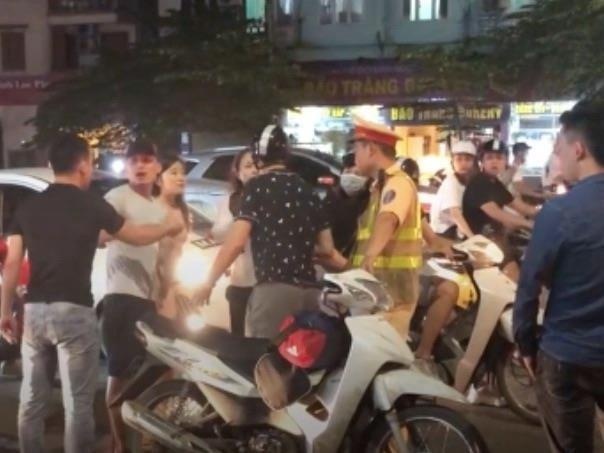 2 co gai bi so soang vong ba: 'Tai sao lai giai quyet don gian the?' hinh anh