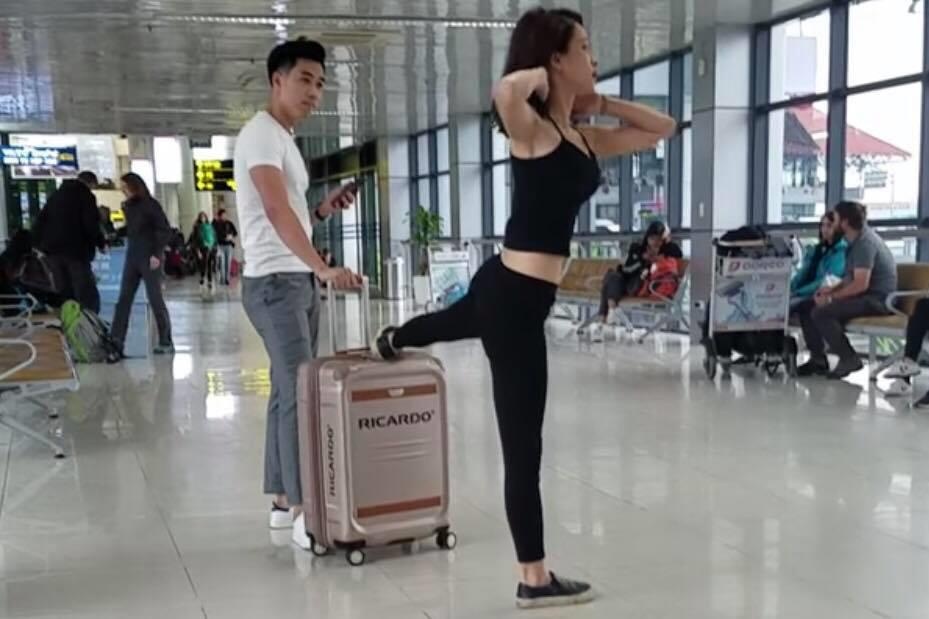 Doi trai gai thu hut su chu y khi tap gym o phong cho san bay hinh anh