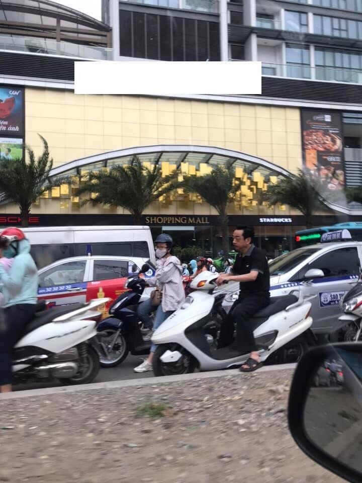 nghe si Hoang Dung khong doi mu bao hiem anh 1