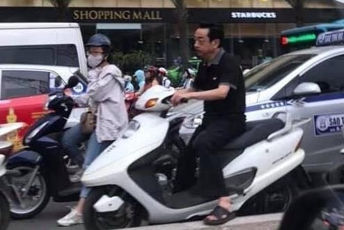 'Nguoi phan xu' Hoang Dung bi chup anh di xe may khong doi mu bao hiem hinh anh