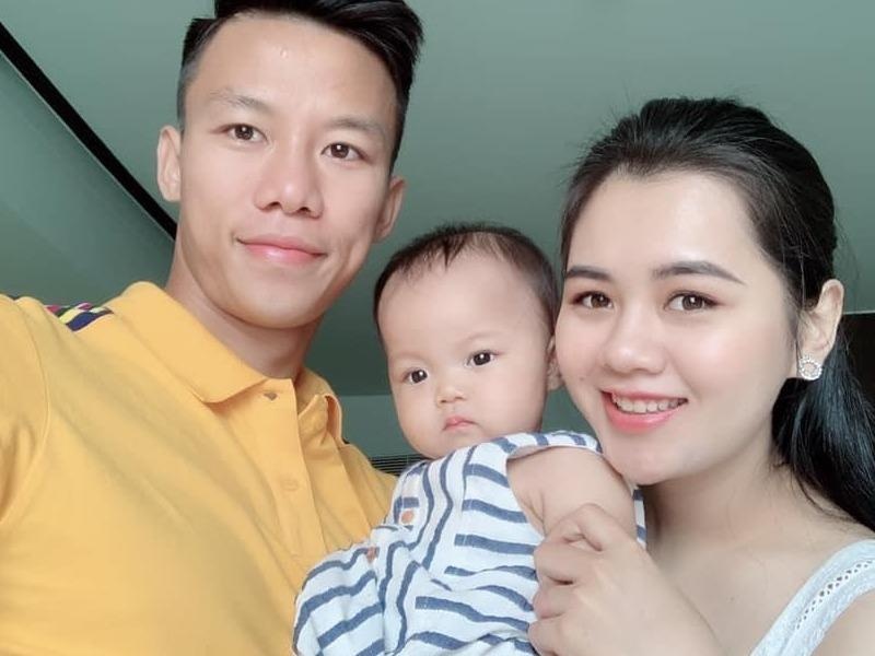 Cau thu Viet trong ky nghi le: Hong Duy don rac, Ngoc Hai o ben vo con hinh anh