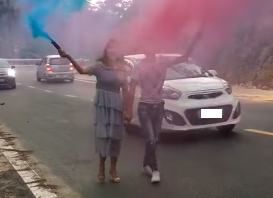 Doi tre bat chap nguy hiem chup anh cuoi giua duong hinh anh