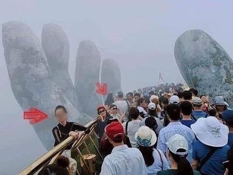 Du khach treo ra ngoai lan can cau Vang de tao dang chup anh hinh anh