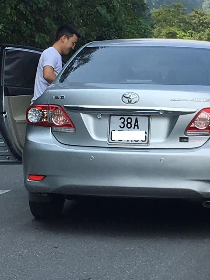 nam thanh niên sửa xe giữa đường ảnh 1 nam thanh nien sua xe giua duong anh 1