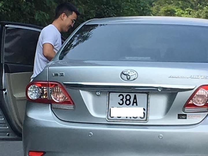 Dan mang khen ngoi 'soai ca' giup nguoi la sua xe giua troi nang nong hinh anh