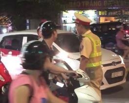 co gai buon bi bi cong dong tho o anh 2