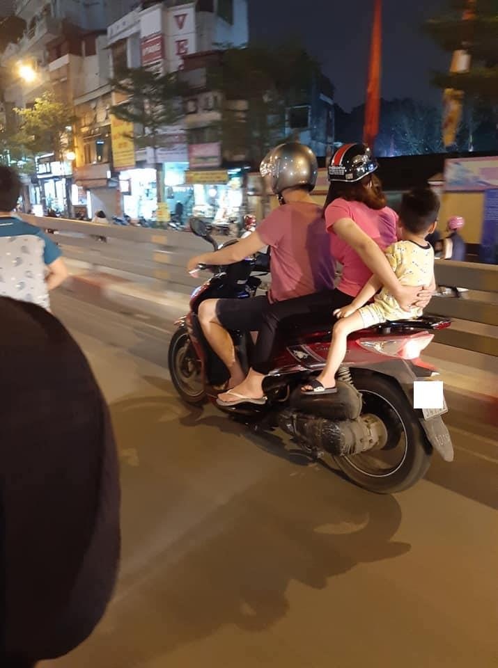 cha mẹ để con ngồi sau cùng trên xe máy ảnh 1 cha me de con ngoi sau cung tren xe may anh 1