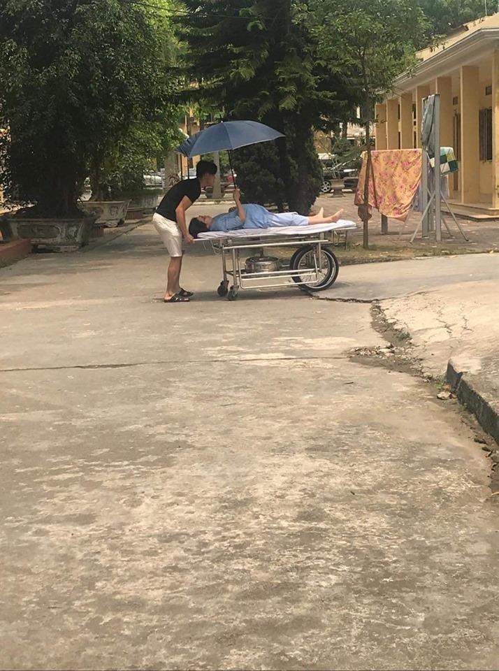 vợ chờ sinh vẫn che ô cho chồng ảnh 1 vo cho sinh van che o cho chong anh 1