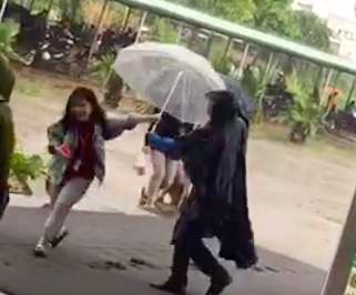 Bac bao ve cam o che mua cho tung ban sinh vien hinh anh