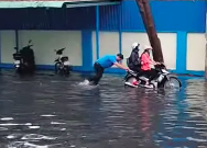 Bac bao ve day xe qua cho ngap cho sinh vien hinh anh