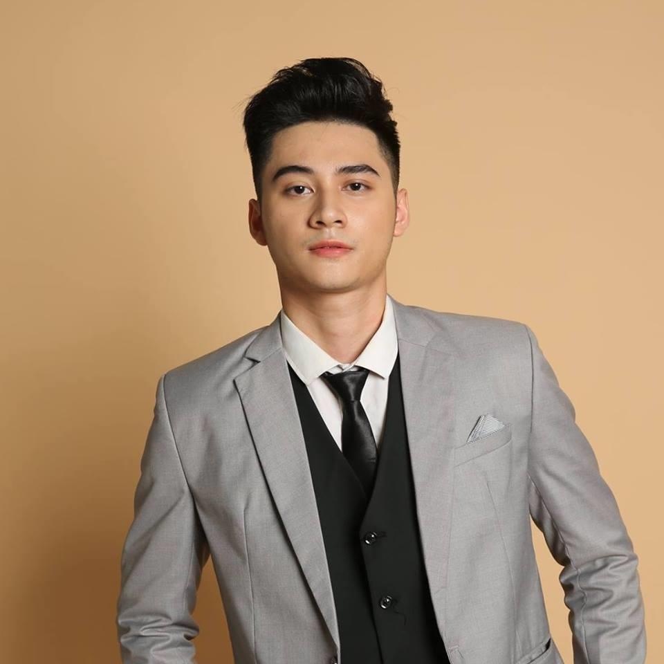 nhan sac nam vuong dien trai truong kinh te anh 4