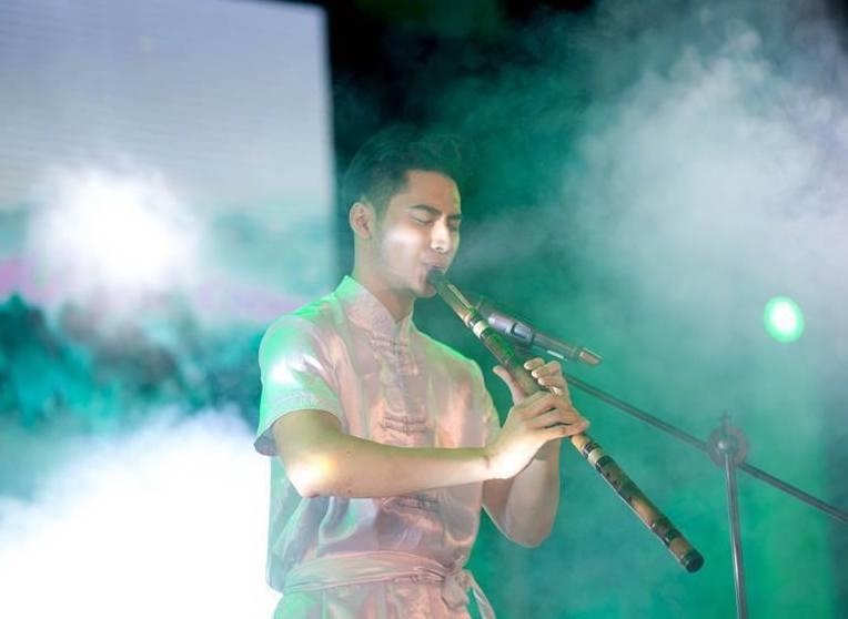 nhan sac nam vuong dien trai truong kinh te anh 6