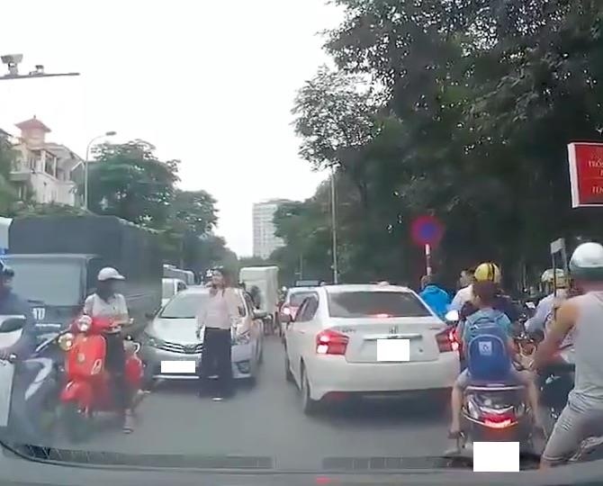 nguoi phu nu nuoc ngoai phan lan duong anh 1