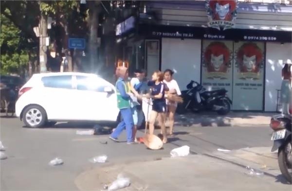 Chu cua hang quan ao dung choi danh co lao cong hinh anh