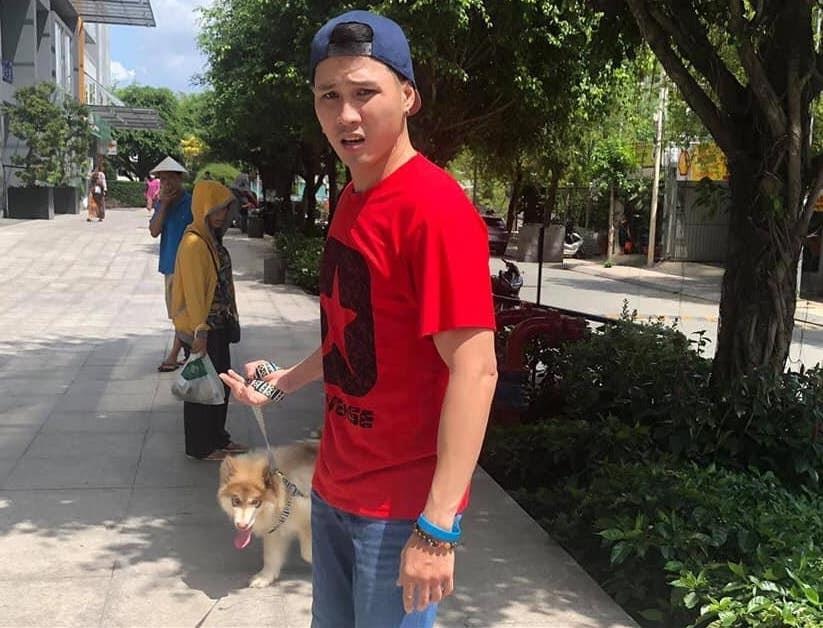 Nam thanh nien len tieng khi bi chi trich vi xac xuoc voi bac bao ve hinh anh