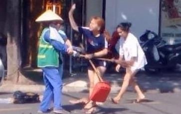 Nu lao cong bi danh vi nhac nhat rac: 'Toi chap nhan loi xin loi' hinh anh