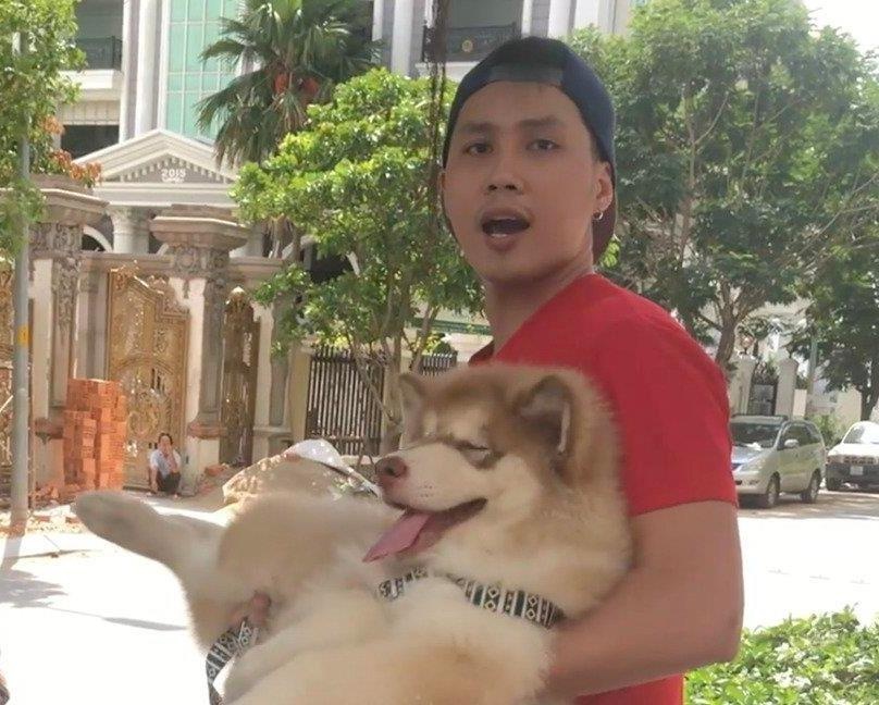 Nam thanh nien quat nat bao ve vi bi nhac dat cho trong chung cu hinh anh