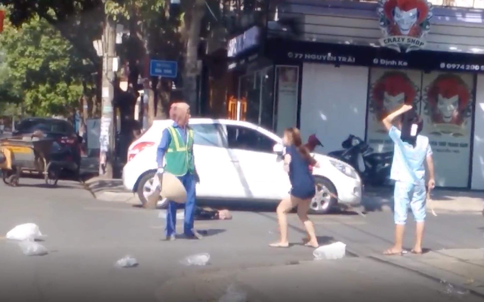 tay chay chu cua hang danh co lao cong anh 1