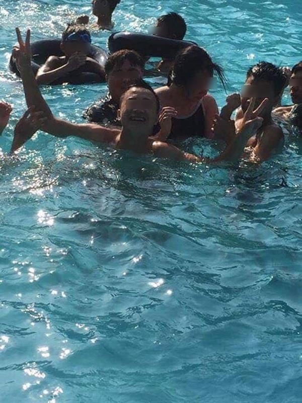 nhom thanh nien sam so thieu nu o be boi anh 3